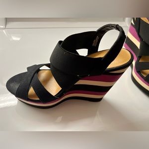 Black Madden Girl wedges. Worn 3 times.